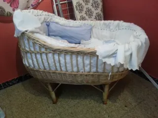 Moisés mimbre con faldones,colchon incluidos