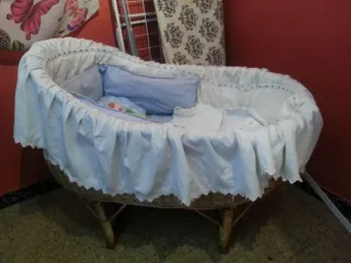 Moisés mimbre con faldones,colchon incluidos
