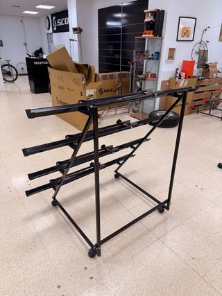 Expositor 4 bicis con ruedas
