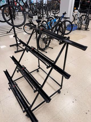 Expositor 4 bicis con ruedas