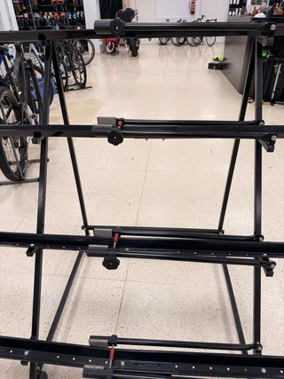 Expositor 4 bicis con ruedas