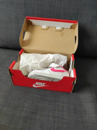 Tenis Nike para Bebé Blanco y Rosa Número 19.5