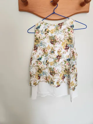 Blusa floral blanca sin mangas