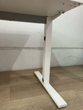 Mesa de oficina blanca con cajonera