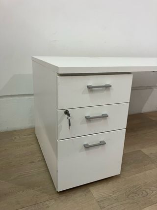 Mesa de oficina blanca con cajonera