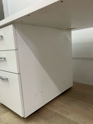 Mesa de oficina blanca con cajonera