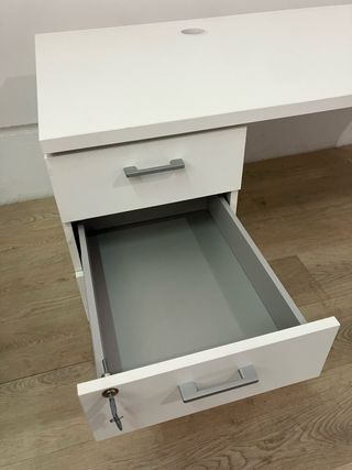 Mesa de oficina blanca con cajonera