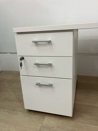 Mesa de oficina blanca con cajonera