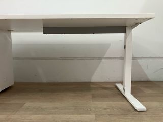 Mesa de oficina blanca con cajonera