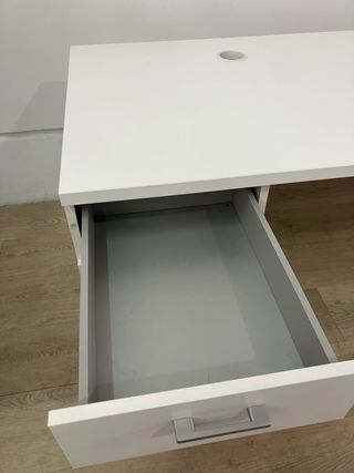 Mesa de oficina blanca con cajonera