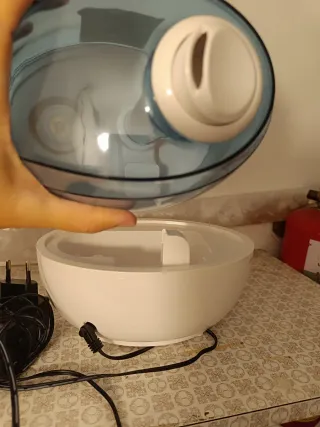 Humidificador azul y blanco