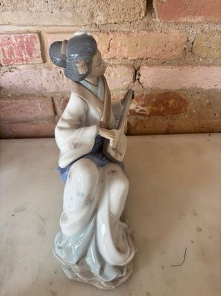Figura Lladro Geisha tocando instrumento
