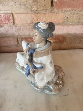 Figura Lladro Geisha tocando instrumento