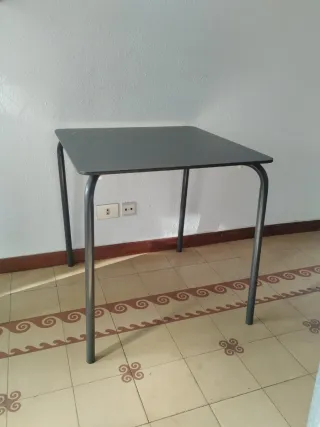 Mesa de terraza metálica gris