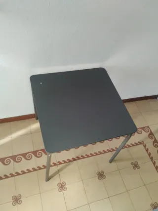 Mesa de terraza metálica gris