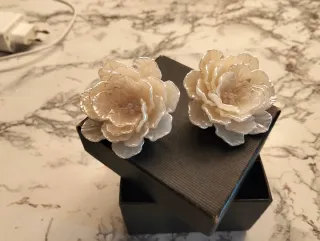 Pendientes flor Zara blancos y plateados