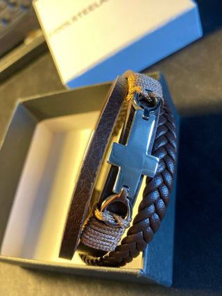 Pulsera Nueva COOLSTEELANDBEYOND con cruz, cuero