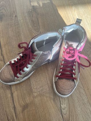 Botín deportivo Scalpers dorado y burdeos