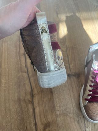 Botín deportivo Scalpers dorado y burdeos