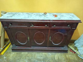 Recibidor de madera con tapa de mármol