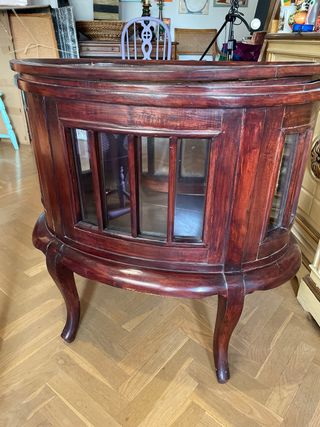 Aparador de madera con cristal