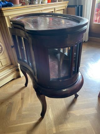 Aparador de madera con cristal