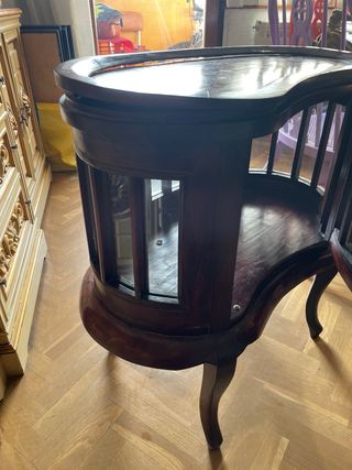 Aparador de madera con cristal