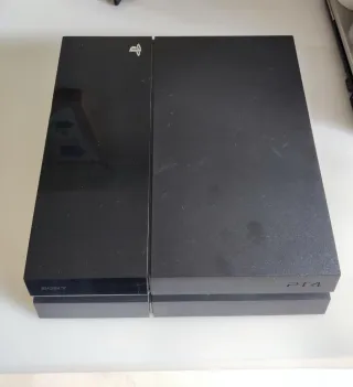 PS4 (PlayStation 4) Negra + Mando Blanco