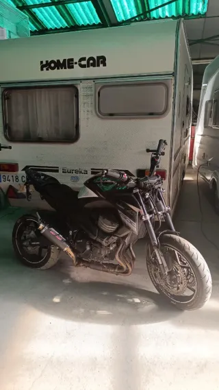 Kawasaki Z800e accidentada.