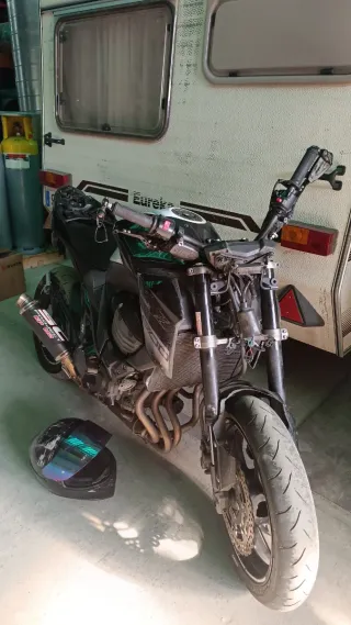 Kawasaki Z800e accidentada.