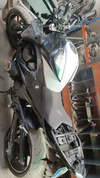 Kawasaki Z800e accidentada.