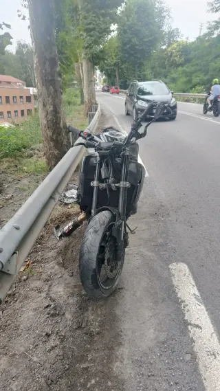 Kawasaki Z800e accidentada.