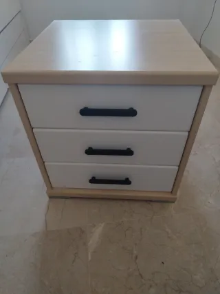 Comodino 3 cassetti in legno e bianco