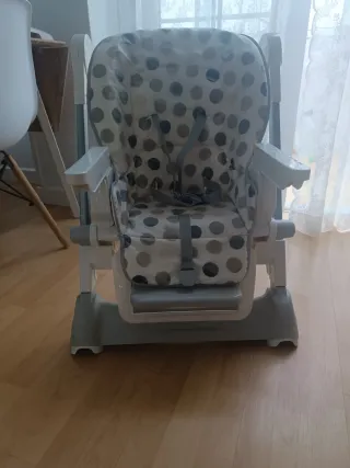 Trona de bebé con funda de lunares