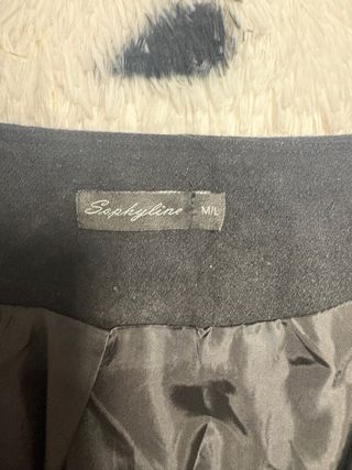 Vestido negro elegante con cadena dorada y Perlas.