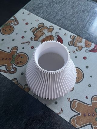 Florero blanco impreso en 3D para flores de lego.