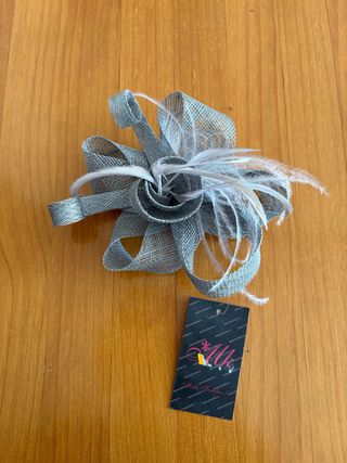 Tocado gris con pinza