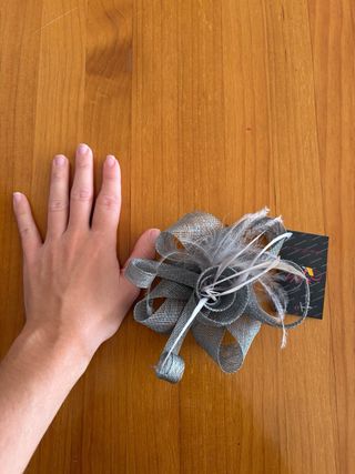 Tocado gris con pinza