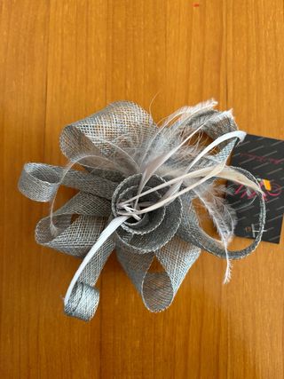 Tocado gris con pinza