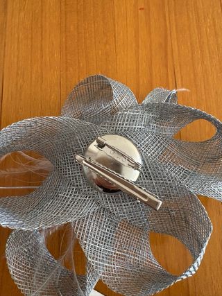 Tocado gris con pinza