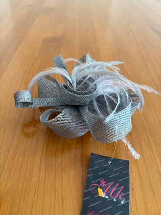 Tocado gris con pinza