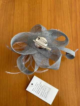 Tocado gris con pinza