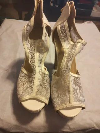 Scarpe rosse con borchie e lacci