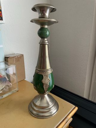 Candelabro de metal y cristal verde