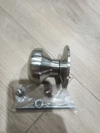 Pomo de puerta y herrajes