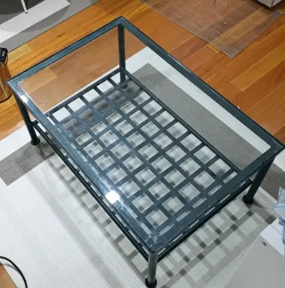 Muebles verdes con mesa de centro