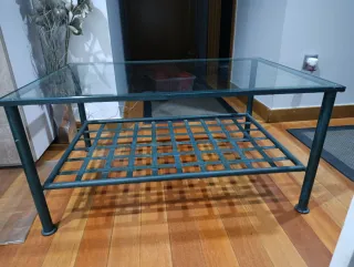 Muebles verdes con mesa de centro