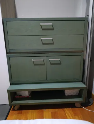 Muebles verdes con mesa de centro