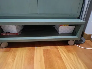 Muebles verdes con mesa de centro