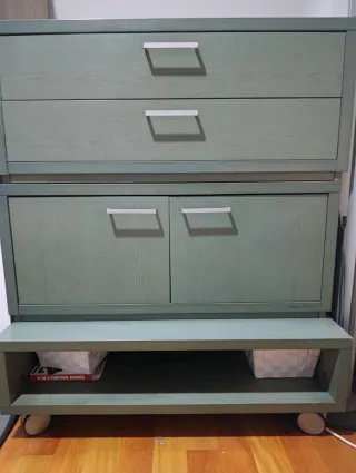 Muebles verdes con mesa de centro